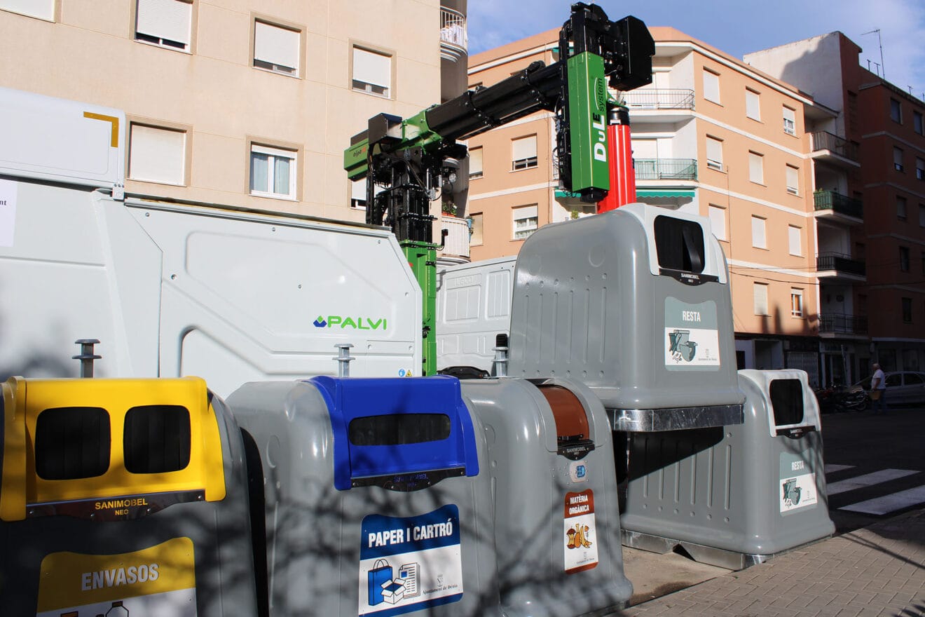 Contenedor de restos en una calle de Dénia