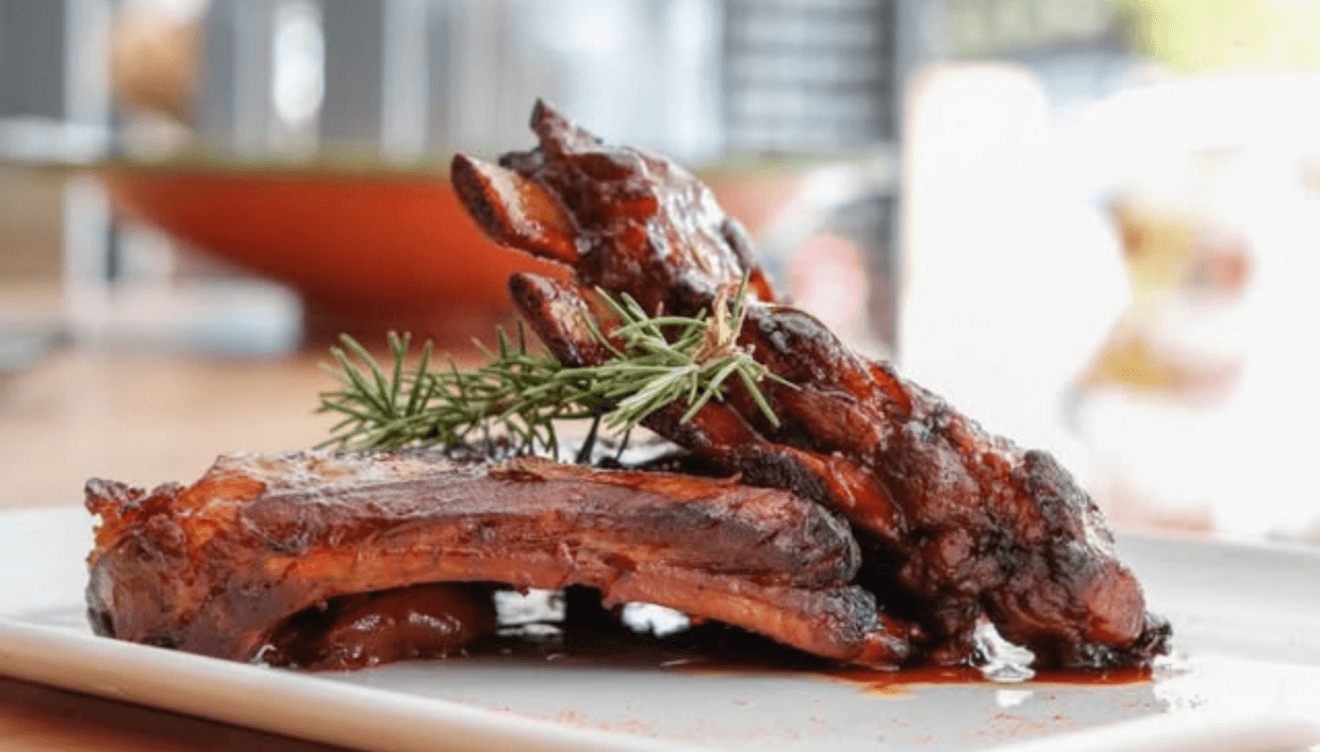 Costillas asadas jugosas con guarnición mediterránea