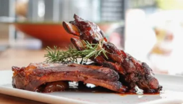 Costillas asadas jugosas con guarnición mediterránea