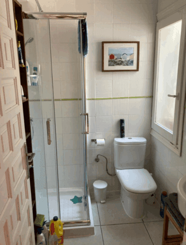 Cuarto de baño con plato de ducha y mampara