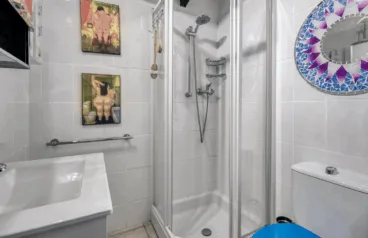 Cuarto de baño equipado con plato de ducha y mampara