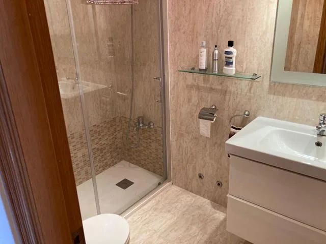 Cuarto de baño equipado con plato de ducha y mampara