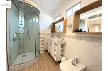Diseño moderno y elegante en el cuarto de baño