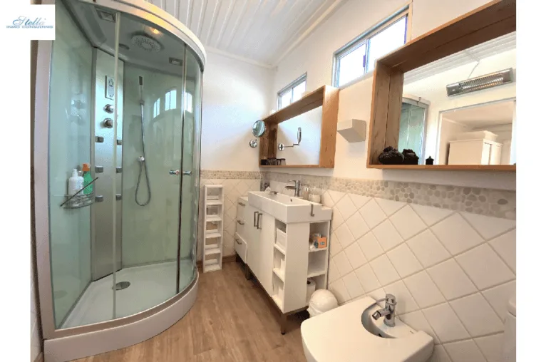 Diseño moderno y elegante en el cuarto de baño