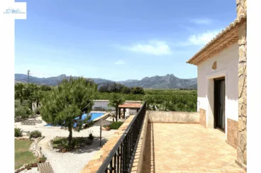 Disfruta del sol en las amplias terrazas de la propiedad