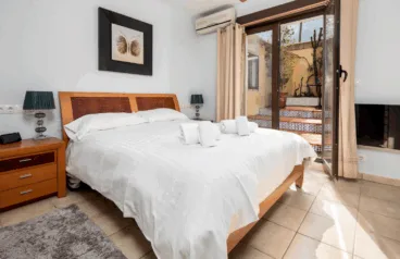 Dormitorio con cama doble y aire acondicionado