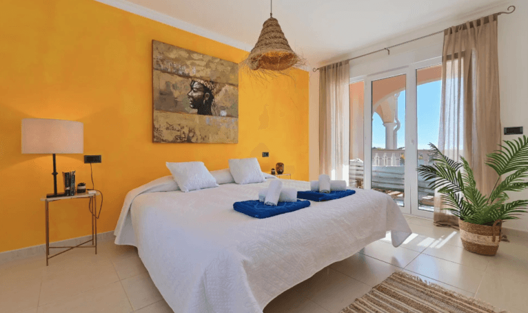 Dormitorio con cama doble y aire acondicionado