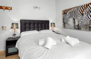 Dormitorio luminoso con cama doble