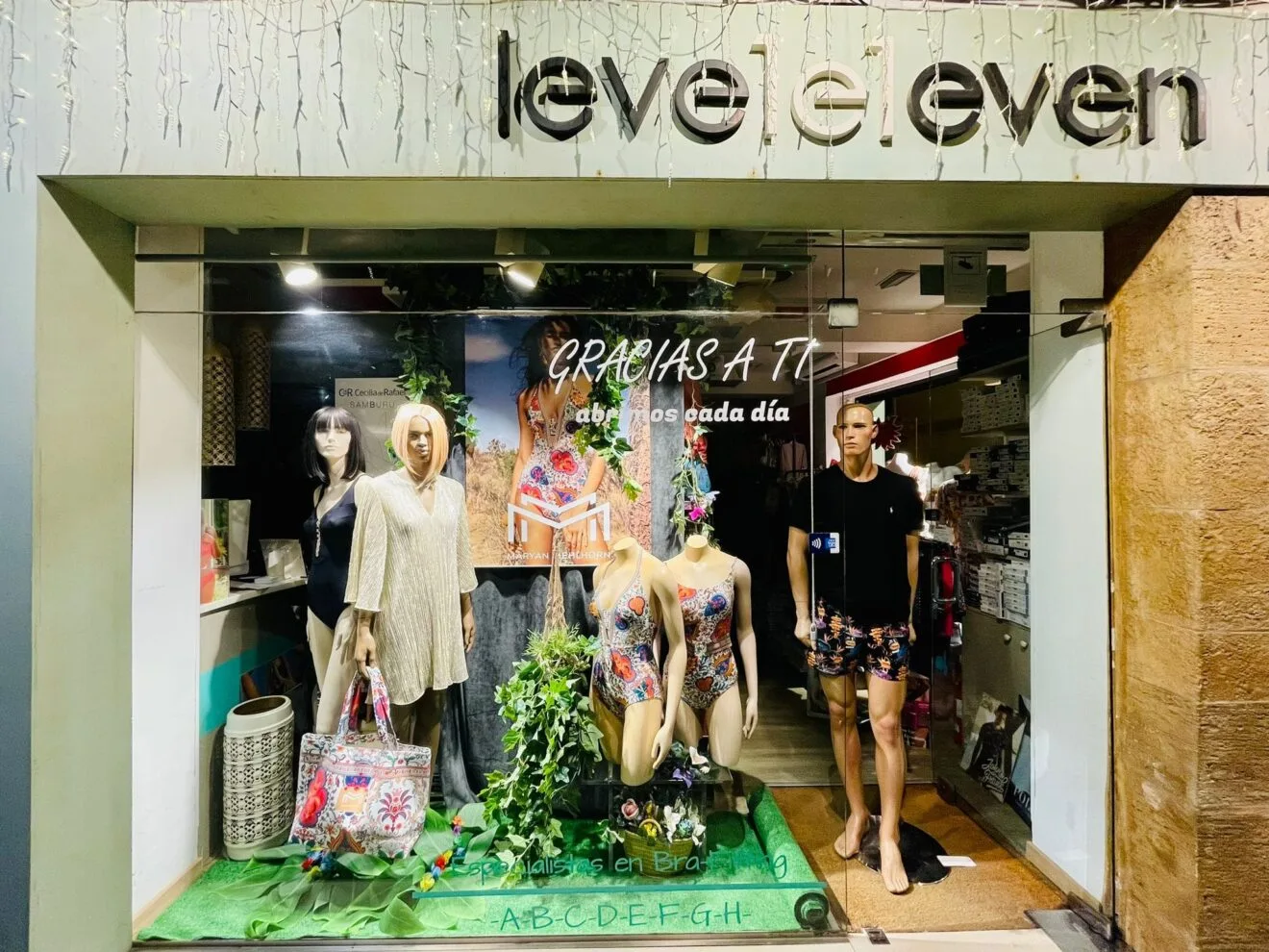 Fachada de Leveleleven, una tienda multimarcas