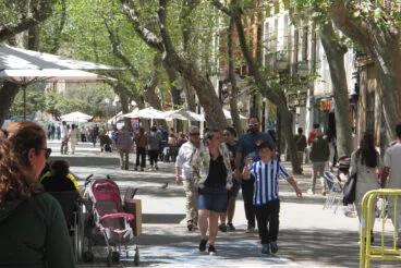 Familias paseando por la calle Marqués de Campo