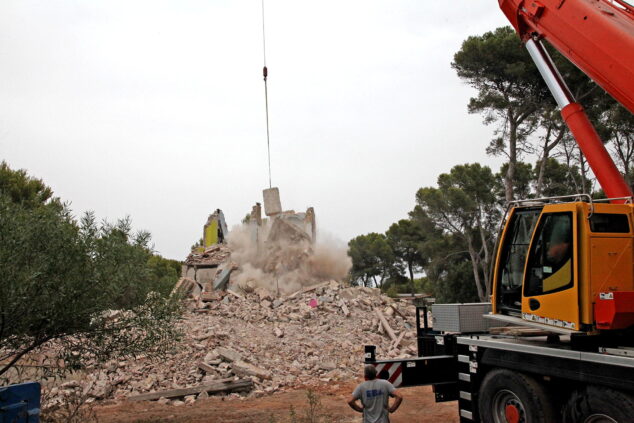 Imagen: Finca señorial de la Punta Negra tras ser demolida para construir una urbanización de lujo