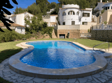 Gran parcela en urbanización tranquila