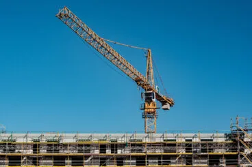grua en la obra de un edificio