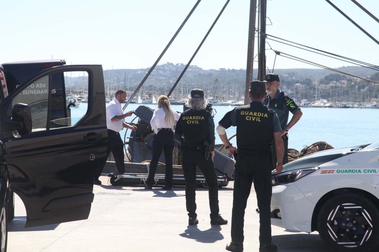 Guardia Civil en el puerto de Dénia para hacer las comprobaciones pertinentes