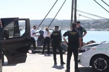 guardia civil en el puerto de denia para hacer las comprobaciones pertinentes