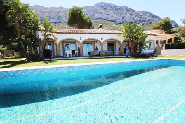 Sueña despierto con las espectaculares vistas de esta villa de Dénia que combina confort y belleza natural 2 impresionante piscina de 4x8m
