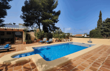 La piscina privada de la villa es un gran atractivo