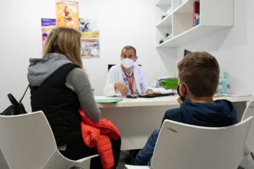 medico del hospital de denia atendiendo a unos pacientes