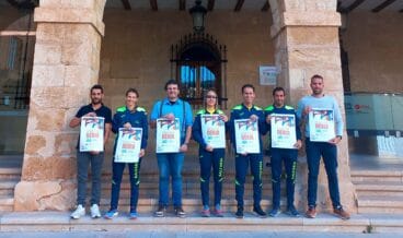 miembros del denia corre junto al concejal raul garcia de la reina sosteniendo los carteles de la volta a peu