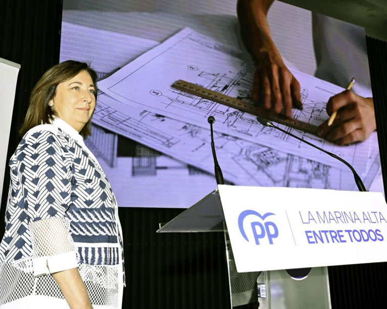 Pepa Font, candidata popular en Dénia, en un acto de campaña
