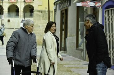 pepa font con vecinos en las calles de denia