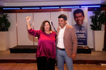 pepa font junto a carloz mazon en la cena del pp