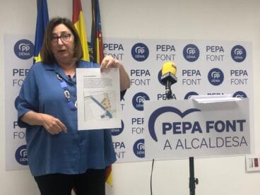 Pepa Font muestra el plano del proyecto de la plaza Valgamediós
