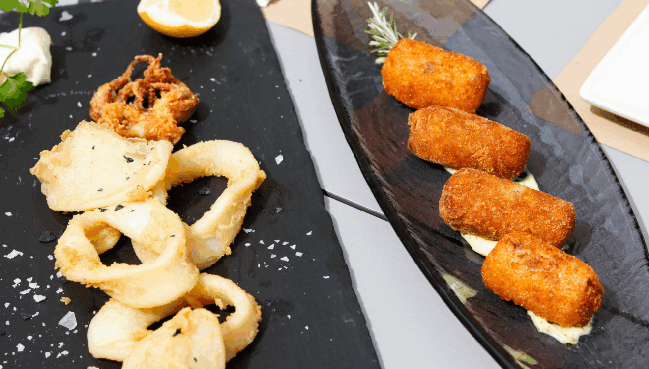 Pide tu ración de croquetas caseras y calamares rebozados en Dénia