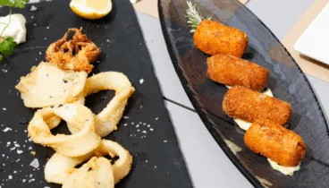 Pide tu ración de croquetas caseras y calamares rebozados en Dénia
