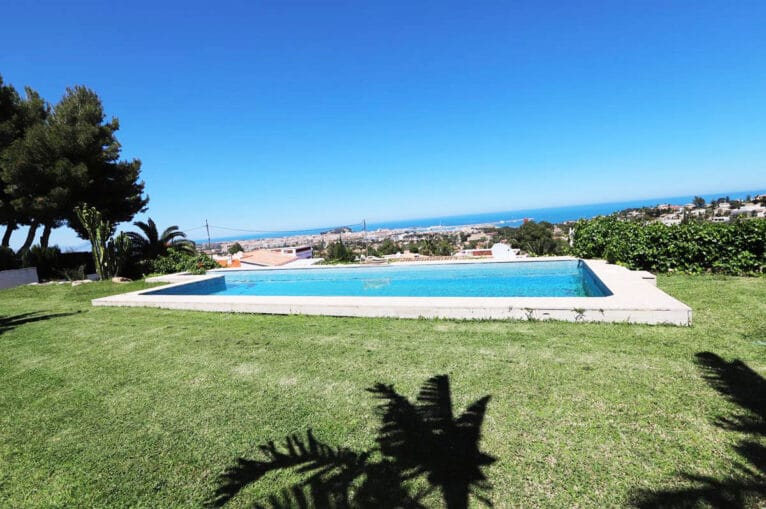 Piscina con vistas al mar