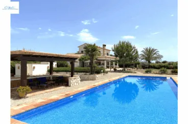 Piscina de ensueño con jardín y baños exteriores