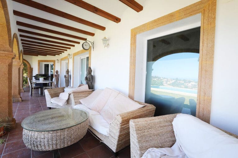 Porche de la villa para relajarse