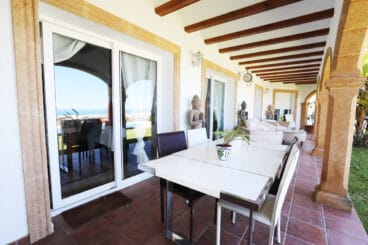 Porche para comer y relajarte