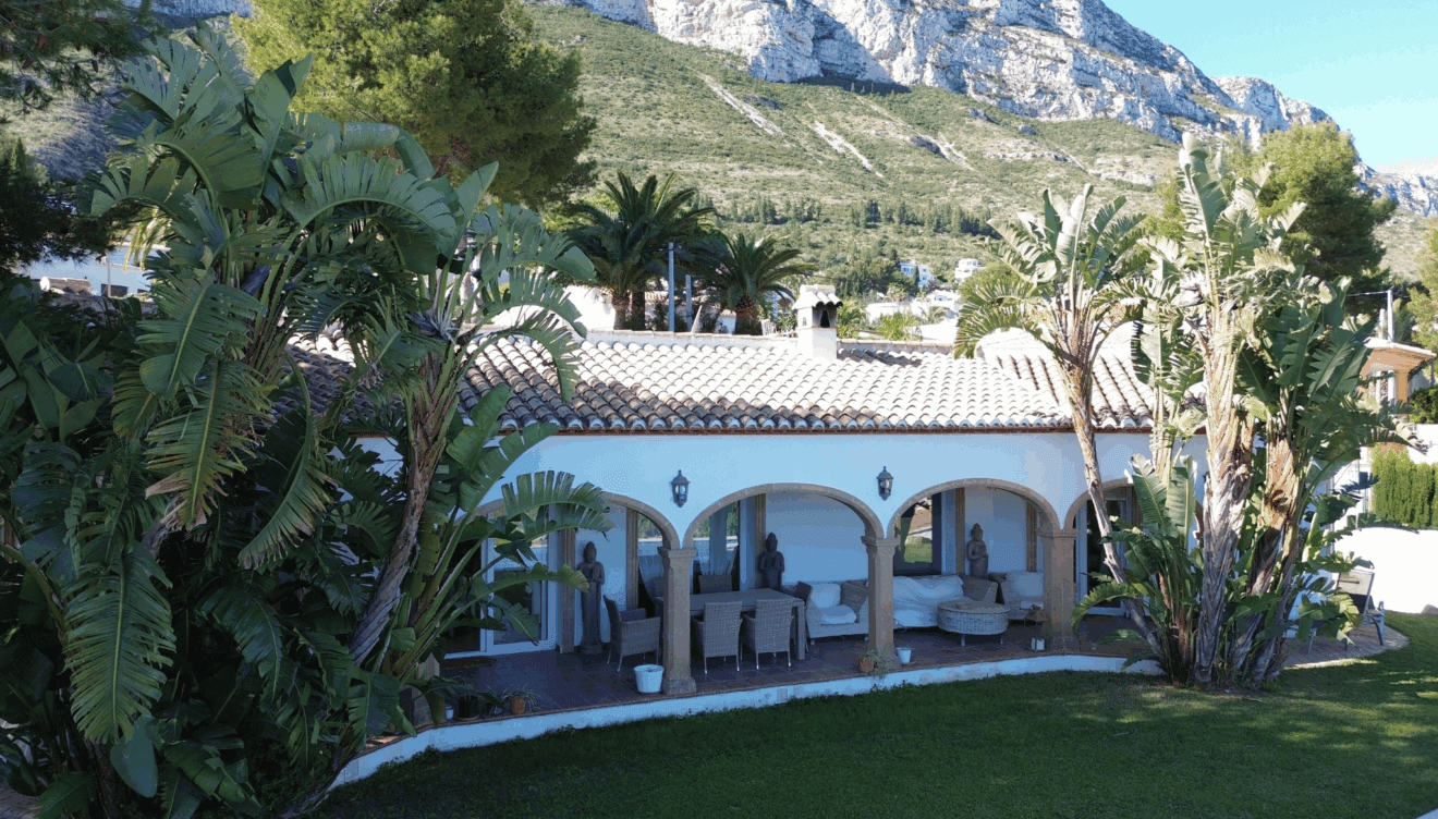 Preciosa villa con vistas al Montgó