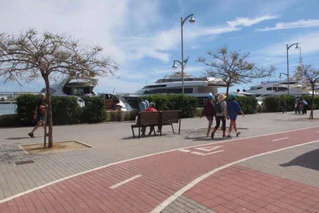 Dénia rebosa de vida en el puente de Pascua: una avalancha de turistas ya abarrota sus calles 3 primer dia del puente de pascua en denia 02