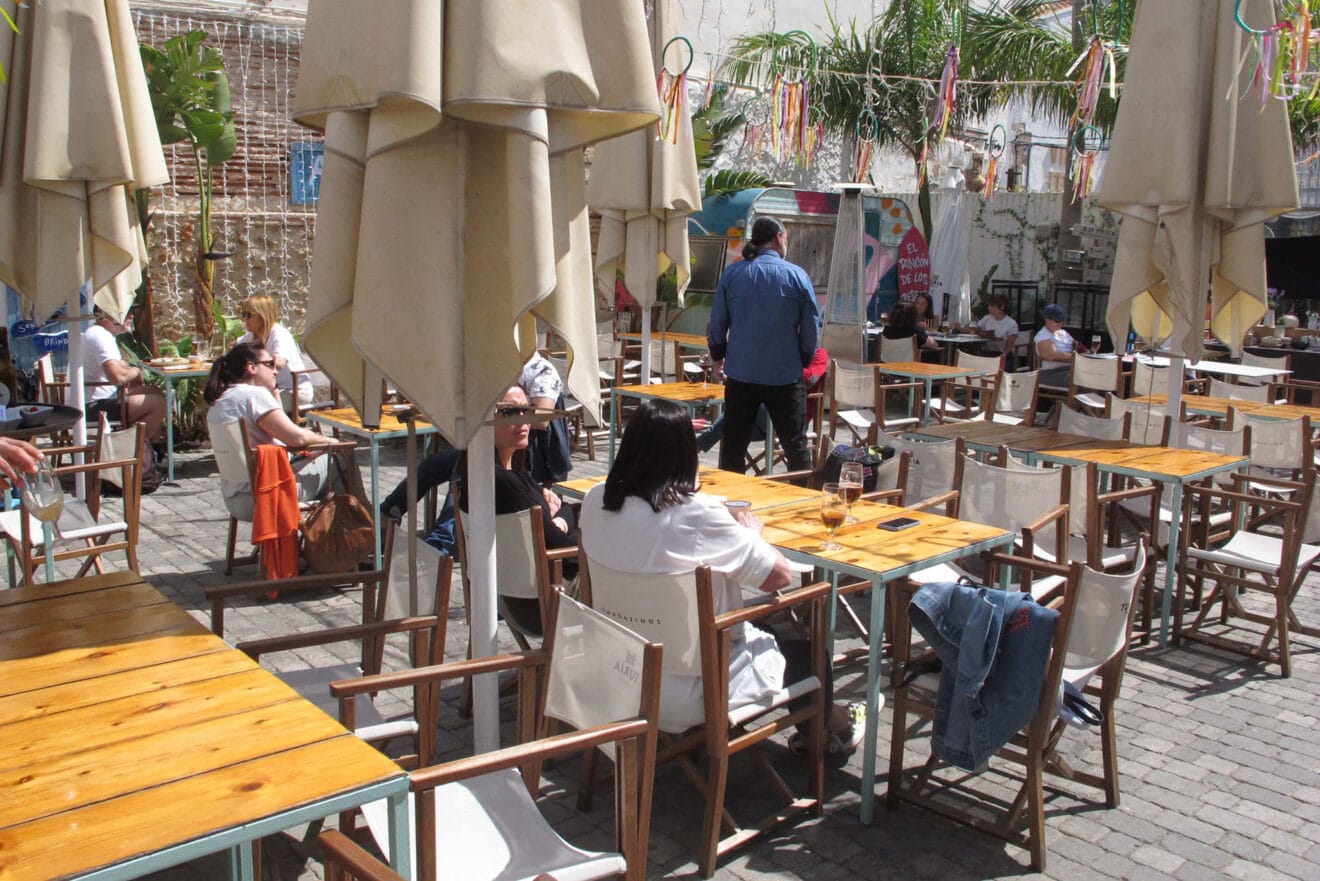 Gran afluencia en la playa de Dénia en Pascua
