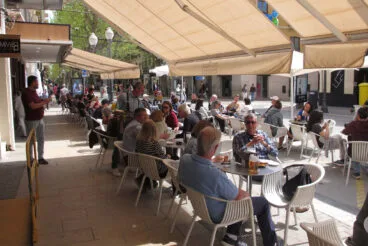 Terrazas llenas en el centro de Dénia