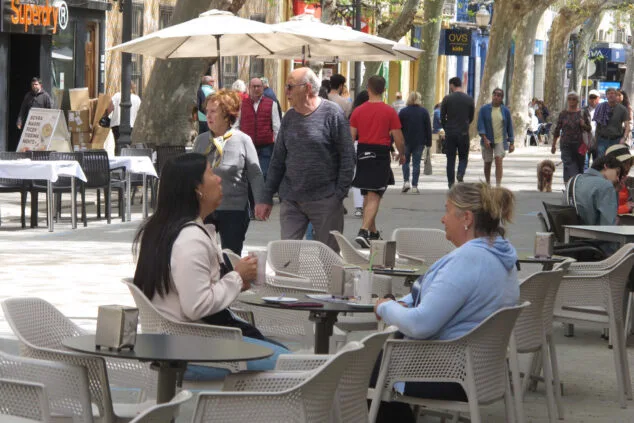 Dénia rebosa de vida en el puente de Pascua: una avalancha de turistas ya abarrota sus calles 21 primer dia del puente de pascua en denia 22