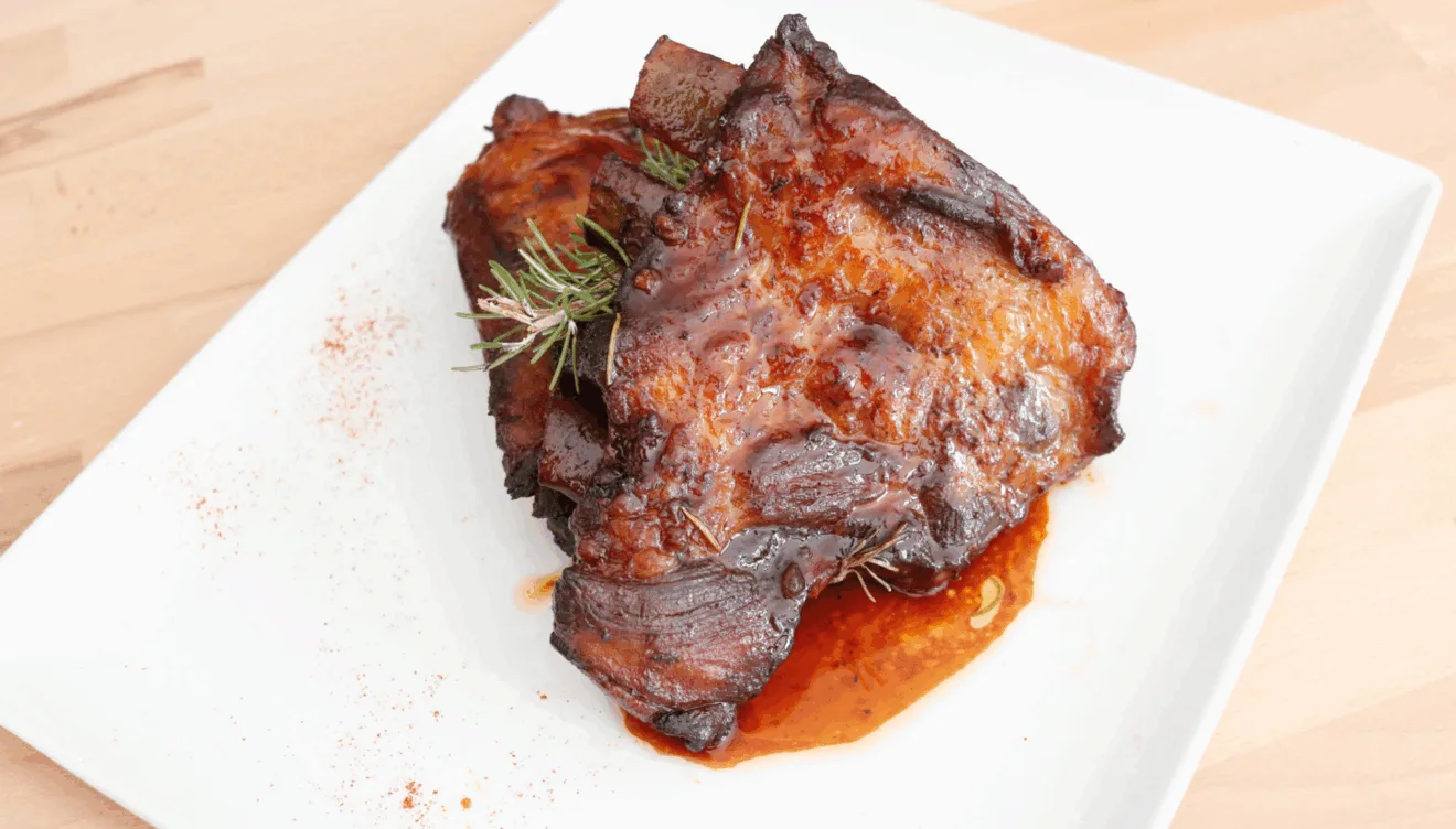 Prueba las deliciosas costillas a la brasa de Tradició Dénia