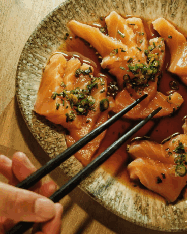 Salmón fresco marinado en Beniasia