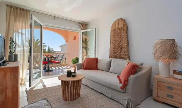 salon comedor con acceso al balcon