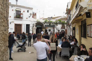 Terrazas de locales en el barrio de Baix la Mar