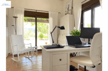 Un interior elegante y sofisticado en la casa principal