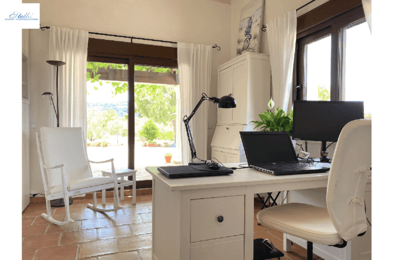 Un interior elegante y sofisticado en la casa principal