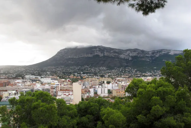 Imagen: Vista desde el Castillo del Montgó y el centro de Dénia