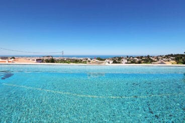 Vistas panorámicas al mar desde la piscina