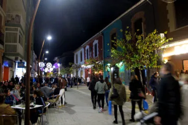 Zona peatonal de la calle La Mar de noche