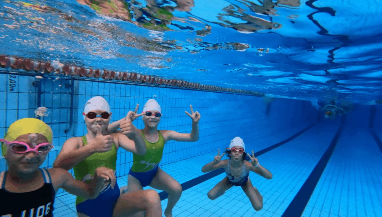 Actividades multideportivas y lúdicas en la piscina