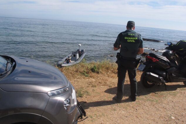 Imagen: Agente de la Guardia Civil en el lugar donde ha aparecido la embarcación