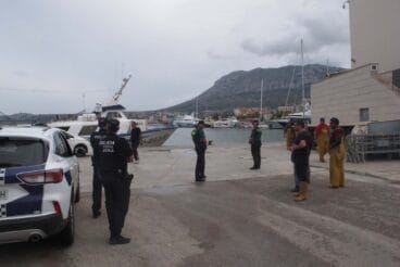 Agentes junto a los trabajadores de la barca de pesca